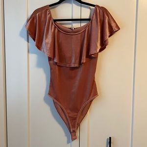 ✨ANY 2 FOR 15 ANY 3 FOR 20✨- Forever21 Off Shoulder Pink Velvet Bodysuit